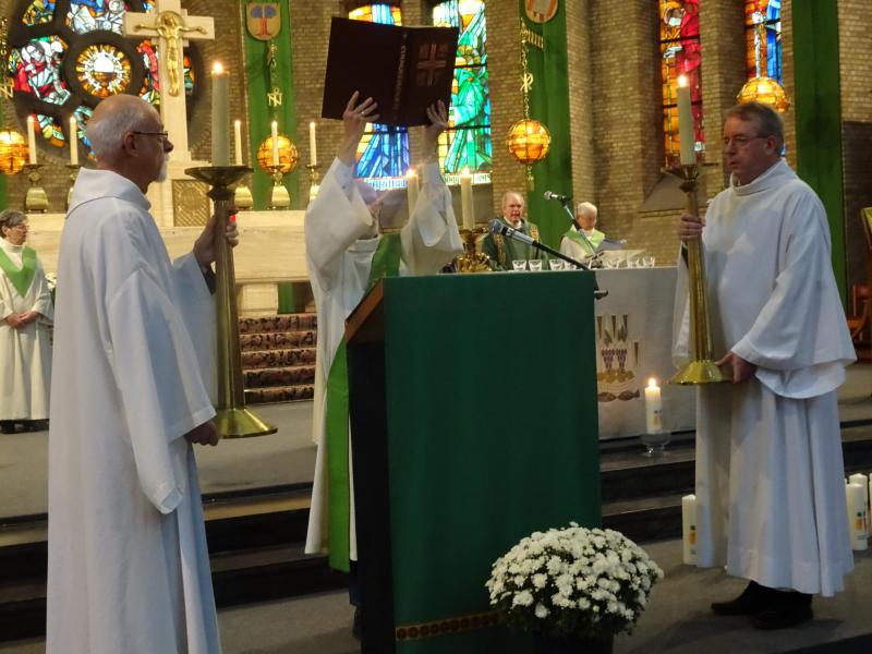 Het evangelie werd gelezen door diaken Jean-Marie Houben © Mia Verbanck