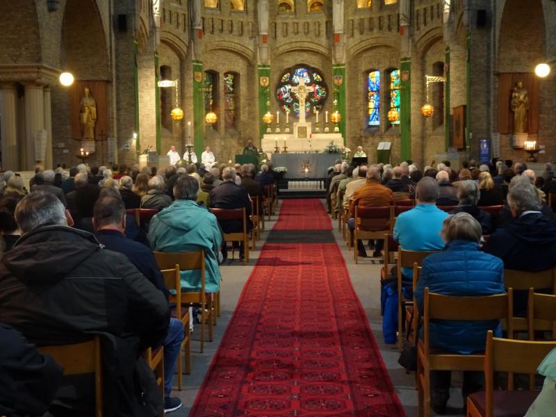 Zo'n driehonder mensen kwamen samen vieren in Kristus Koning © Mia Verbanck