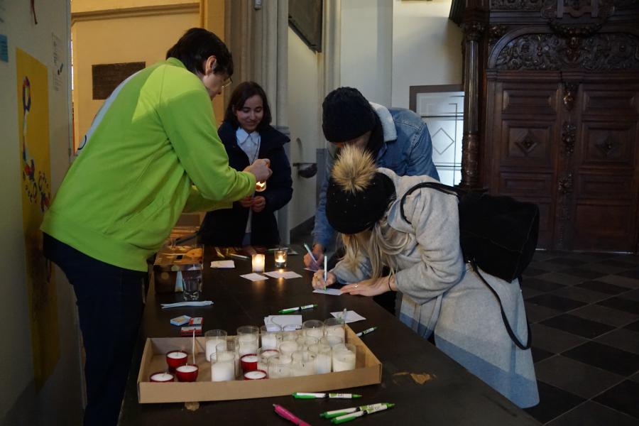 Tijdens Light a Candle kan je in Hasselt ook een briefje schrijven met je intentie. Voor wie of wat steek jij jouw kaarsje aan? 