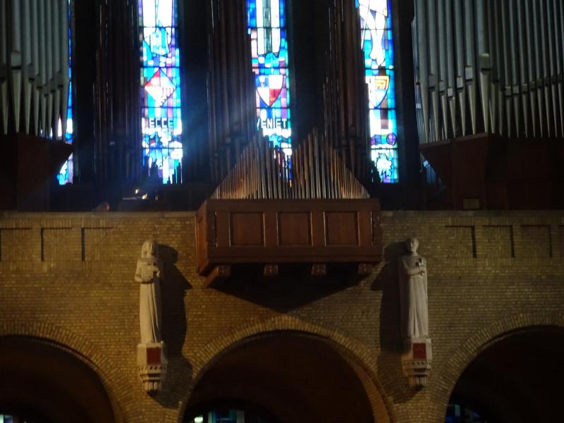 Titularis-organist Geert Huylebroeck begeleidde de volkszang en speelde enkele mooie werken op het Klaisorgel van Kristus Koning.  © Mia Verbanck