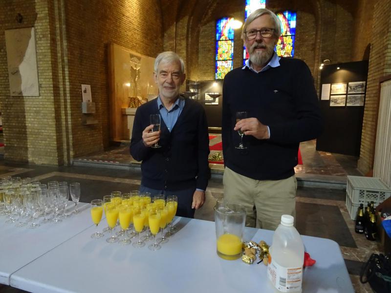Na de viering bood de PE een drankje aan. Van links naar rechts: Jos Engelen en Luc Beeldens. © Mia Verbanck