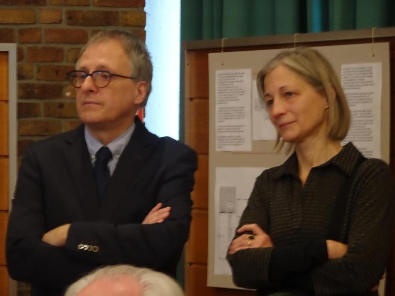 Luc en Hilde Dedecker, kinderen van François "Sus" Dedecker, bouwpromotor samen met pastoor Alfons Simons © Mia Verbanck