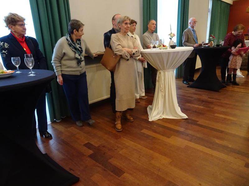 aan de staantafels: Joris en Leen Reymer-Pelemans, Annemie Van Doren-Zwysen, Marc Boehlens, Armand Janssens ... © Mia Verbanck