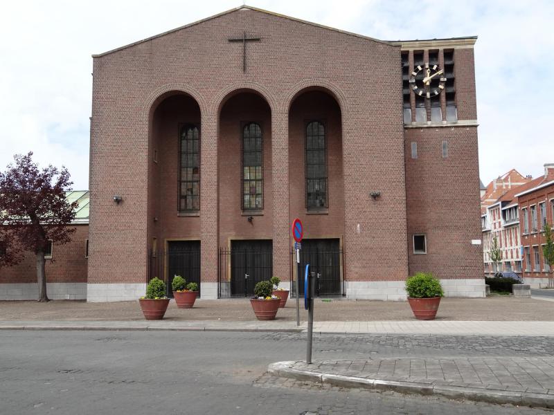 voorgevel van de kerk van het Heilig Sacrament aan de Pervijzestraat © Mia Verbanck