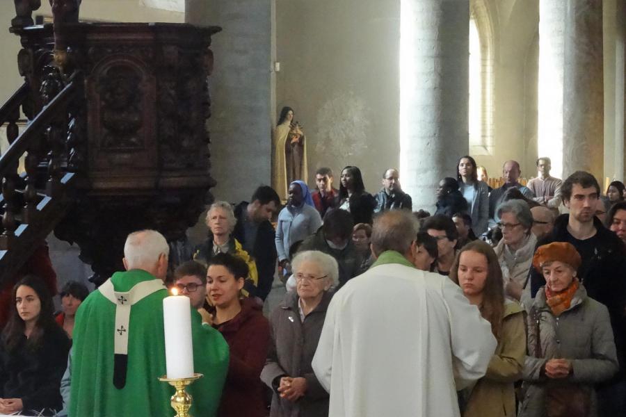 Kardinaal De Kesel viert samen met de gemeenschap de Eucharistie © Pastorale zone Leuven aan de Dijle