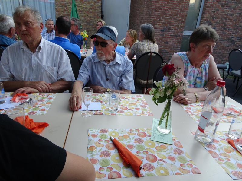 Onze erepastoor is erbij zo vaak hij kan © Mia Verbanck