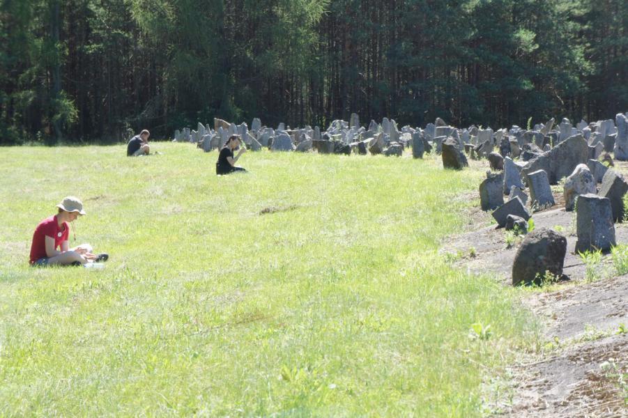 Vlaamse jongeren bezoeken WOII-site in het Poolse Treblinka © IJD