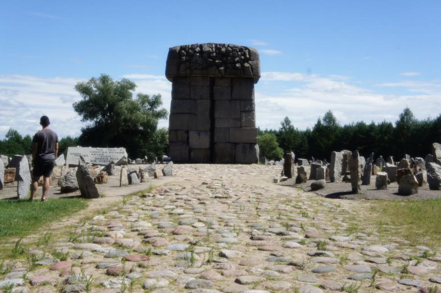 Vlaamse jongeren bezoeken WOII-site in het Poolse Treblinka © IJD