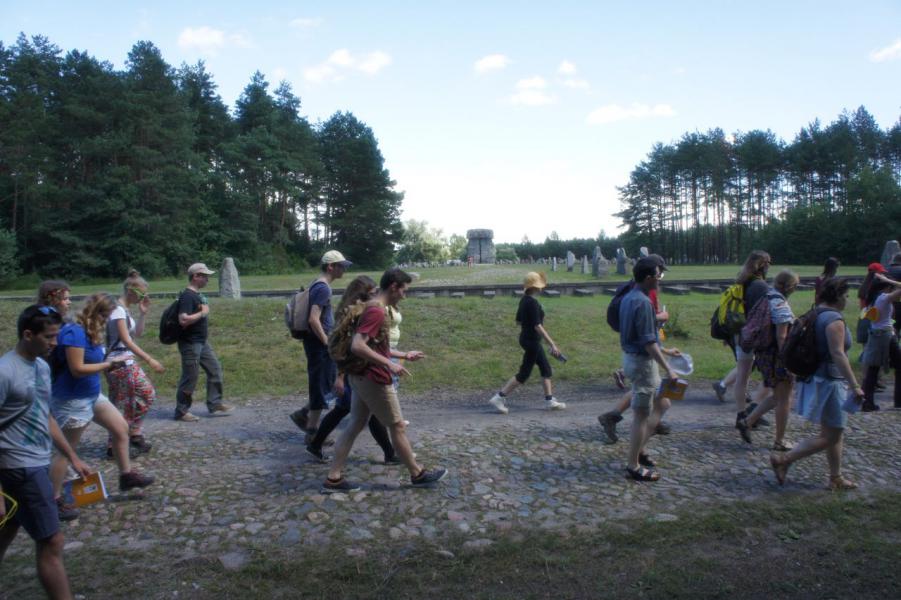 Vlaamse jongeren bezoeken WOII-site in het Poolse Treblinka © IJD