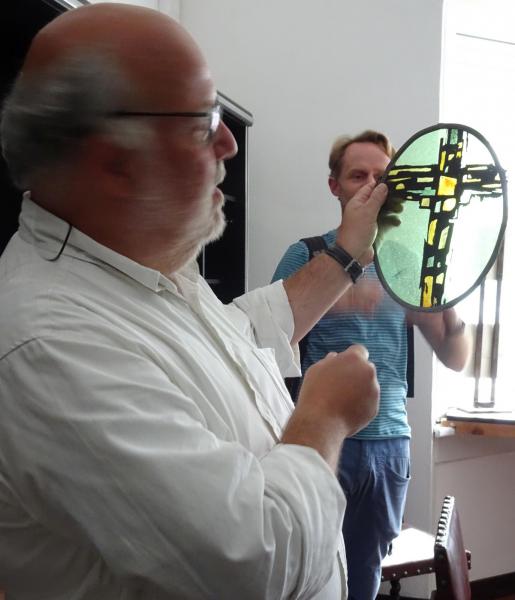 Joost Caen met het kleine glasraam in de hand, op de achtergrond Philip Janssens © Mia Verbanck