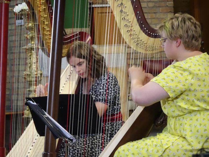 Anna Voronova (in het geel) en Anastasia Subina © Mia Verbanck
