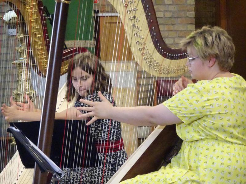 Anna Voronova (in het geel) en Anastasia Subina © Mia Verbanck