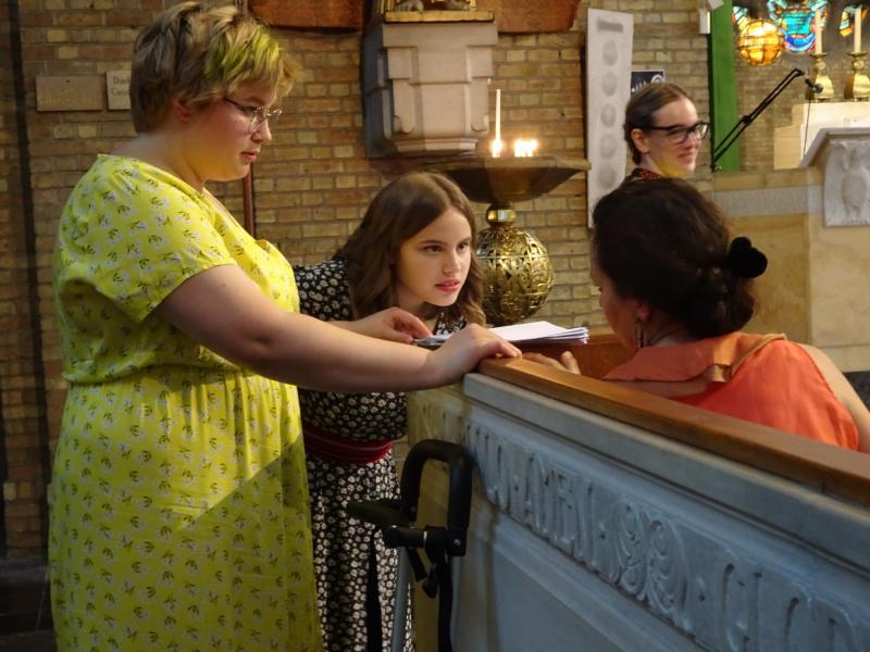 Anna Voronova, Florence Sitruk (rood) en Anastasia Subina kort voor Natalia Smishchenko (vooraan) opgaat voor het Ave Maria met Christop Bunzendahl  © Mia Verbanck
