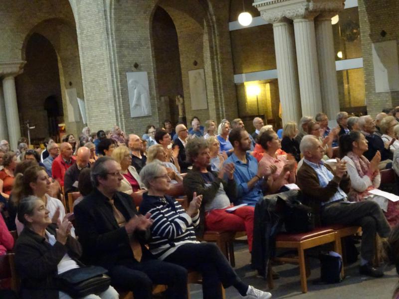 beelden van het publiek tijdens het concert - genomen van rechts © Mia Verbanck
