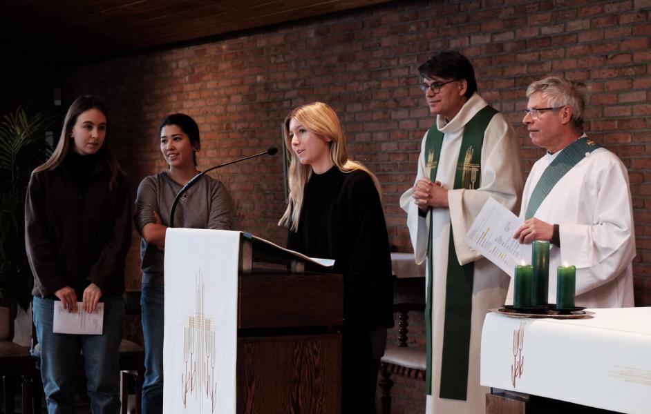 Naamopgave Nell, Linde en Hylke tijdens de gezinsviering © Pastorale zone Leuven aan de Dijle
