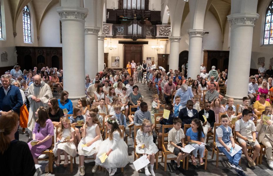 30 kinderen op zaterdag 31 mei in Sint-Bavo, Wilrijk-centrum - voorganger: Ronald Sledsens 