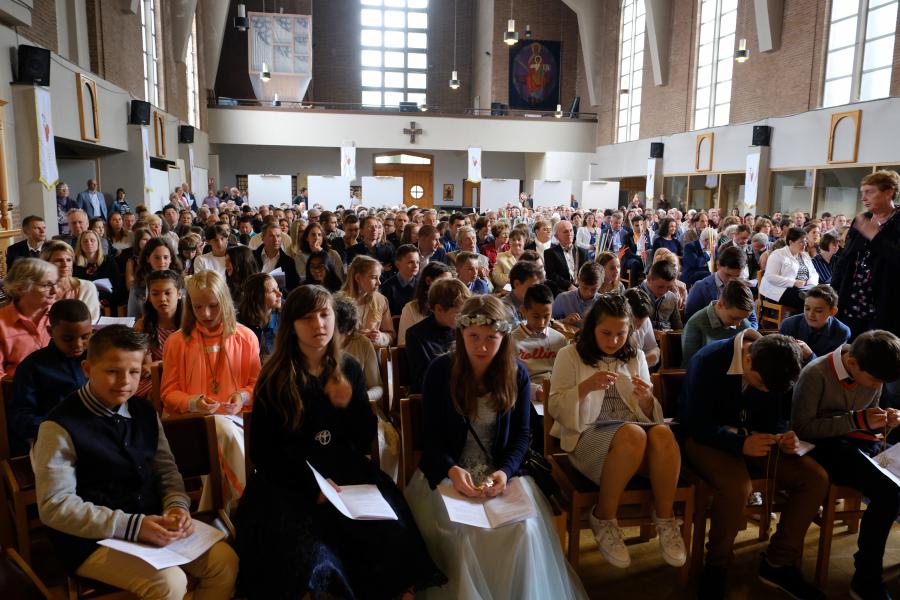 Alle stoelen in de kerk waren bezet © Dirk Van Bouwel