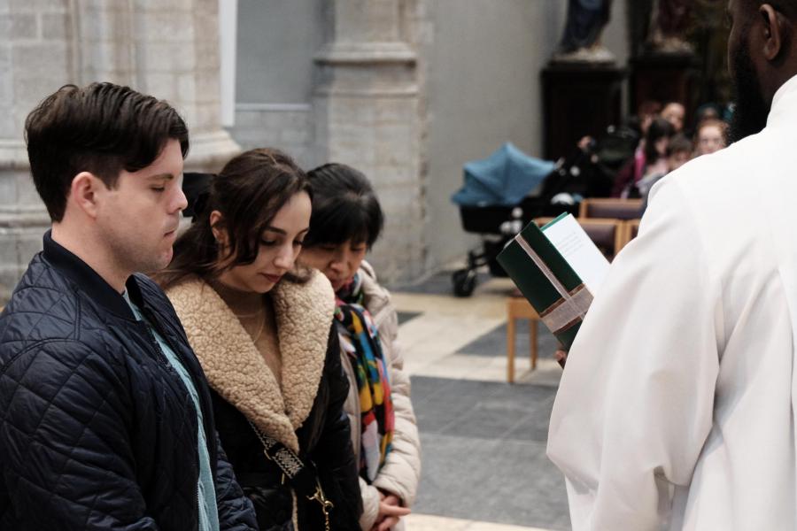 Speciale aandacht tijdens de zondagsviering voor vormelingen Matthew en Fatemeh © Pastorale zone Leuven aan de Dijle