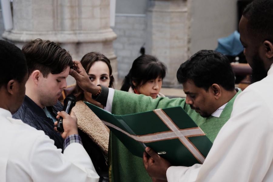 Speciale aandacht tijdens de zondagsviering voor vormelingen Matthew en Fatemeh © Pastorale zone Leuven aan de Dijle