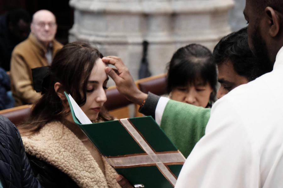 Speciale aandacht tijdens de zondagsviering voor vormelingen Matthew en Fatemeh © Pastorale zone Leuven aan de Dijle