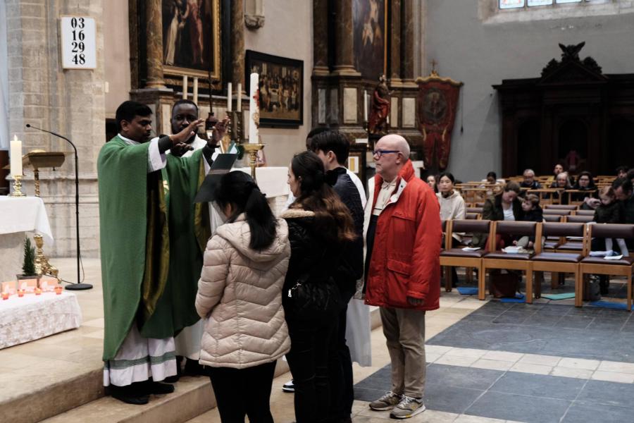 Speciale aandacht tijdens de zondagsviering voor vormelingen Matthew en Fatemeh © Pastorale zone Leuven aan de Dijle