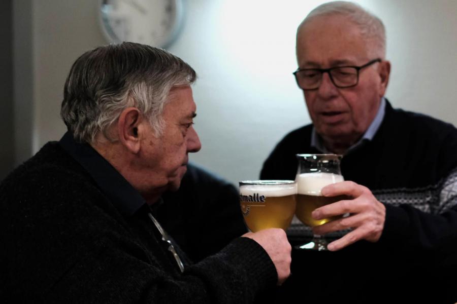 Het proeven van de Bartholomeus tripel in zaal Geertruihof © Pastorale zone Leuven aan de Dijle