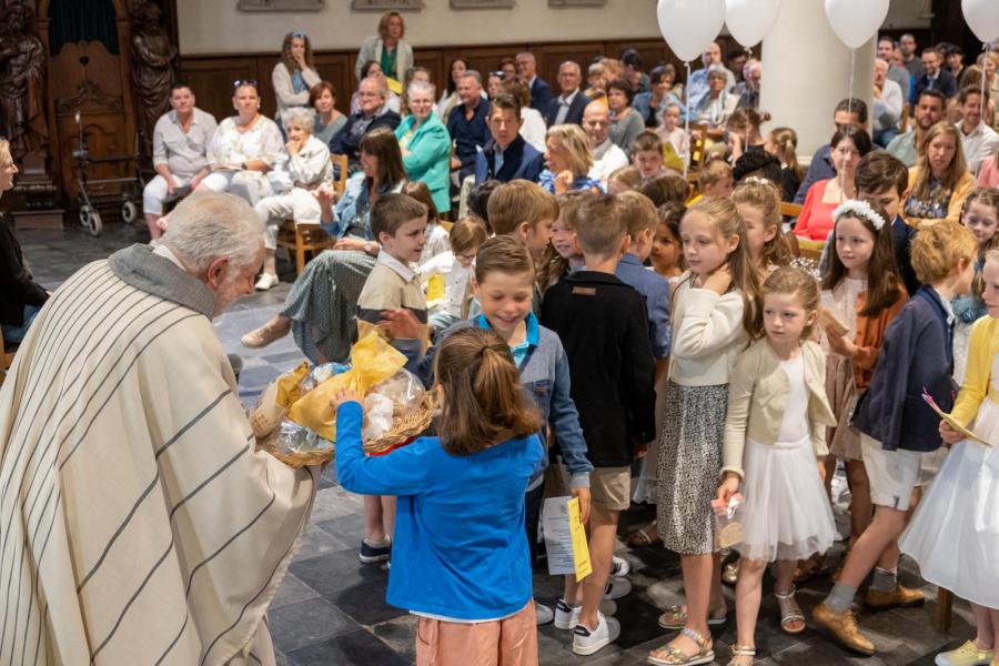 De kinderen delen van hun brood 