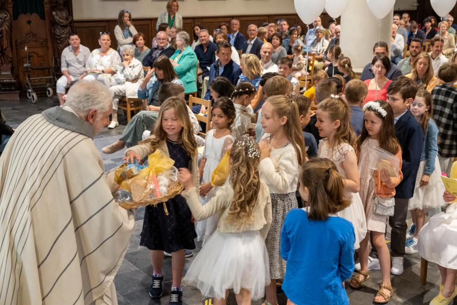 Eerste communie in Sint-Bavo, Wilrijk - voorganger: Jos Van Reusel 