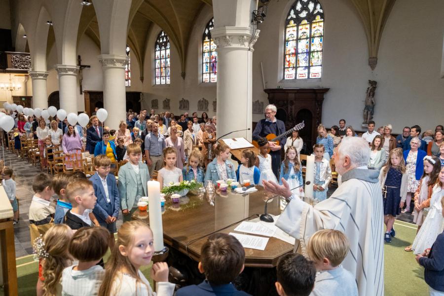 Eerste communie in Sint-Bavo, Wilrijk - voorganger: Jos Van Reusel 