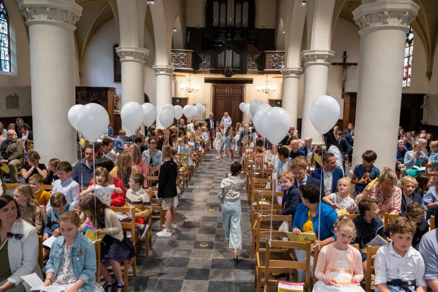 Het is feest. De kerk is dan ook mooi versierd en iedereen is blij 