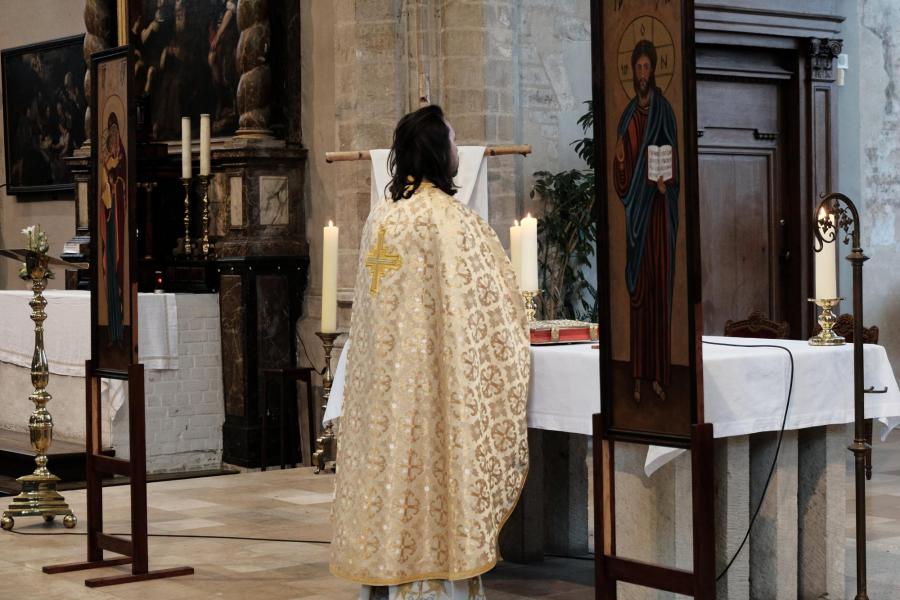 De Oekraïense gemeenschap vierde de Goddelijke Liturgie in de Sint-Kwintenskerk te Leuven © Pastorale zone Leuven aan de Dijle