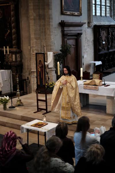 De Oekraïense gemeenschap vierde de Goddelijke Liturgie in de Sint-Kwintenskerk te Leuven © Pastorale zone Leuven aan de Dijle
