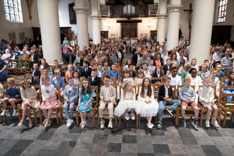 De kerk was meer dan vol gelopen © Dirk Van Bouwel