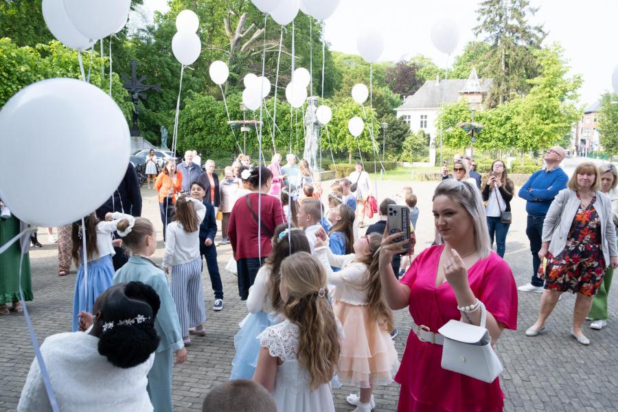 Na de viering ontving elke eerste communicant nog een ballon. Het feest kon niet meer stuk © Dirk Van Bouwel