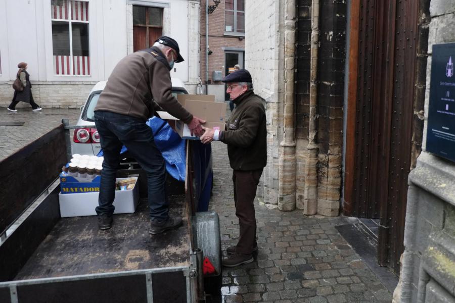 Goederen van de ‘Solidariteitstafel’ van kerst 2021 ophalen © Pastorale zone Leuven aan de Dijle