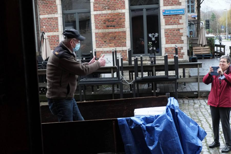 Goederen van de ‘Solidariteitstafel’ van kerst 2021 ophalen © Pastorale zone Leuven aan de Dijle
