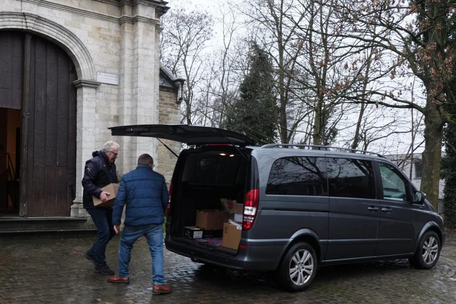 Goederen van de ‘Solidariteitstafel’ van kerst 2021 ophalen © Pastorale zone Leuven aan de Dijle
