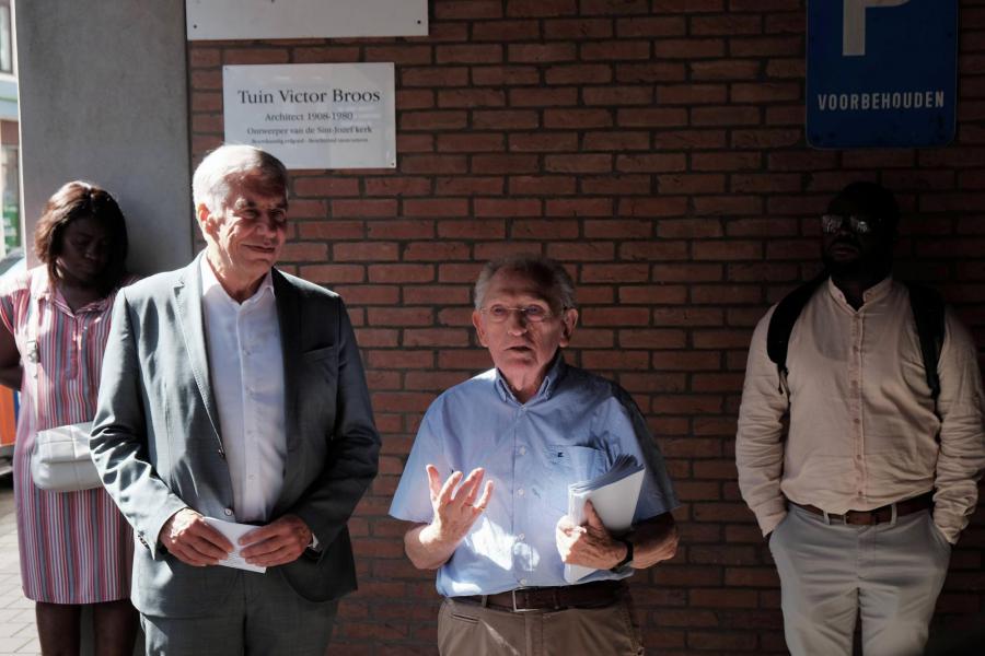 Naamplaat “Tuin Victor Broos” plechtig ingehuldigd door schepen Carl Devlies © Pastorale zone Leuven aan de Dijle