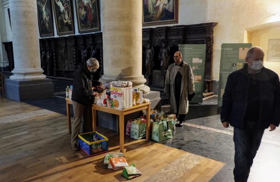 Goederen van de ‘Solidariteitstafel’ van kerst 2021 ophalen © Pastorale zone Leuven aan de Dijle