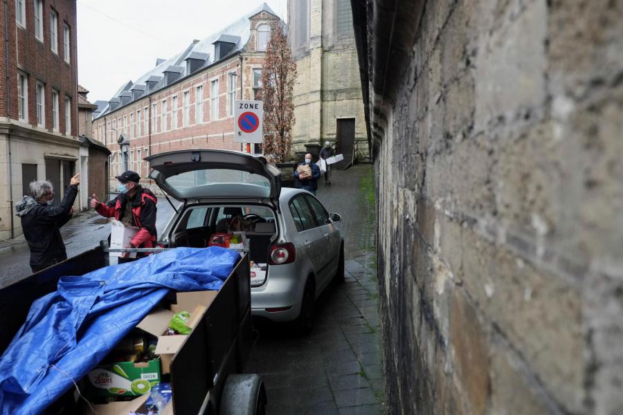 Goederen van de ‘Solidariteitstafel’ van kerst 2021 ophalen © Pastorale zone Leuven aan de Dijle