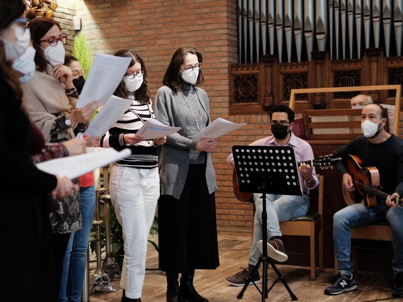 De inhuldiging van het Mariabeeld werd ingezet met enkele Marialiederen © Pastorale zone Leuven aan de Dijle