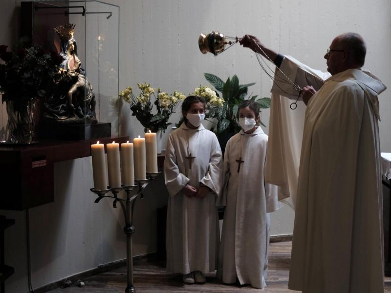 Beeld van Onze-Lieve-Vrouw-ter-Koorts plechtig ingehuldigd in de Mariakapel © Pastorale zone Leuven aan de Dijle