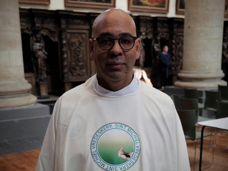 Pater Juan Carlos met nieuwe kazuifel met logo van de Sint-Michiels-Vredeskerk © Pastorale zone Leuven aan de Dijle