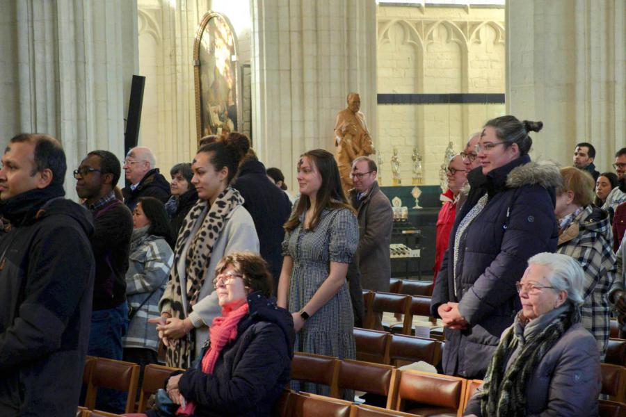 Een hoopvol begin van de veertigdagentijd in een goedgevulde Sint-Pieterskerk 