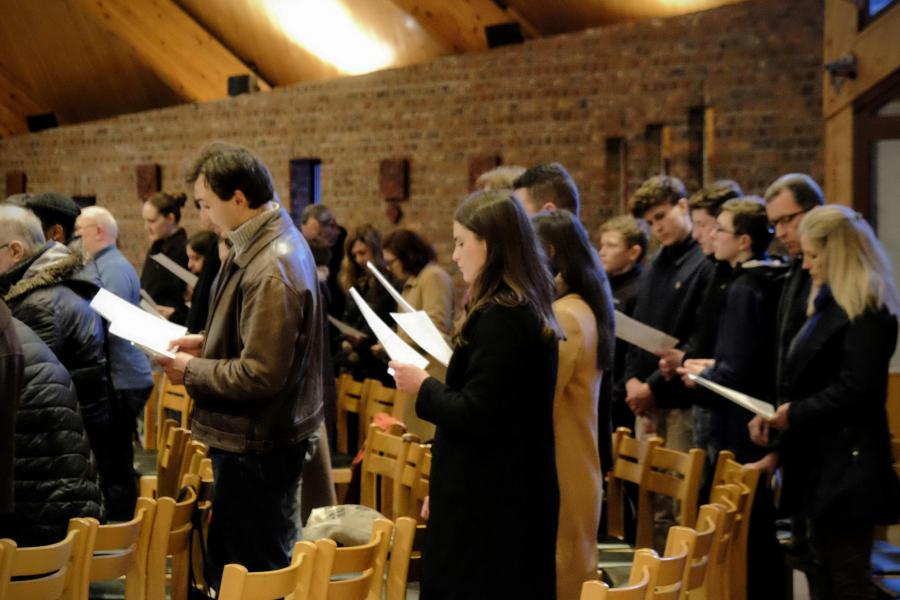 De Leuvense en Kraainemse catechumenen samen met bisschop Vanhoutte © Pastorale zone Leuven aan de Dijle