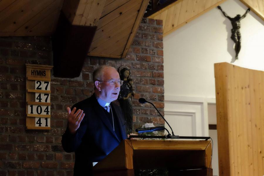 De Leuvense en Kraainemse catechumenen samen met bisschop Vanhoutte © Pastorale zone Leuven aan de Dijle