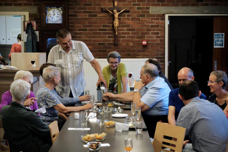 Gezellige receptie in de Sint-Jozefszaal © Pastorale zone Leuven aan de Dijle