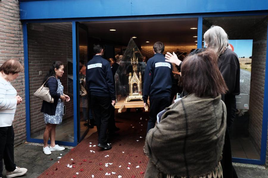 Reliekschrijn van de H. Theresia van Lisieux bij Radio Maria in Egenhoven © Pastorale zone Leuven aan de Dijle