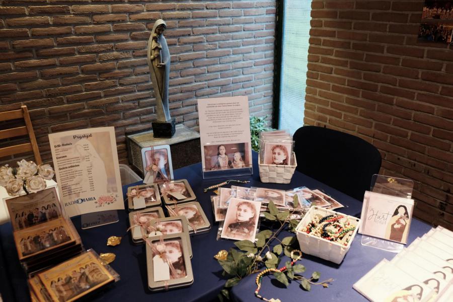 Reliekschrijn van de H. Theresia van Lisieux bij Radio Maria in Egenhoven © Pastorale zone Leuven aan de Dijle