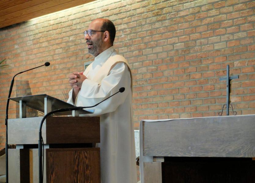 Met een oprecht woord van dank zet Pater Juan Carlos de vele vrijwilligers in de bloemetjes tijdens het gebedsmoment © Pastorale zone Leuven aan de Dijle
